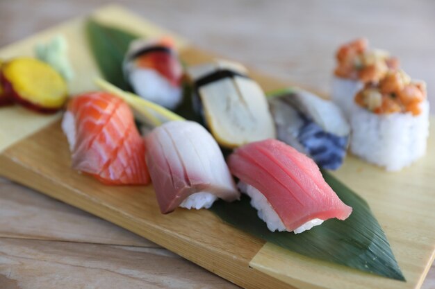 Sushi Set Nigiri und Sushi-Rollen auf Holztisch