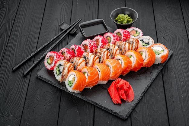 Sushi set Philadelphia roll california unagi black dragon com ingredientes frescos