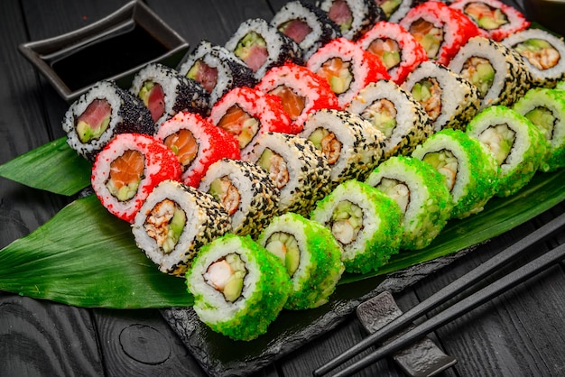 Sushi-Set Philadelphia Roll California Unagi Black Dragon mit frischen Zutaten