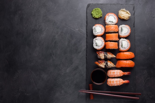 Sushi Set de sashimi con salmón, gambas, anguila.