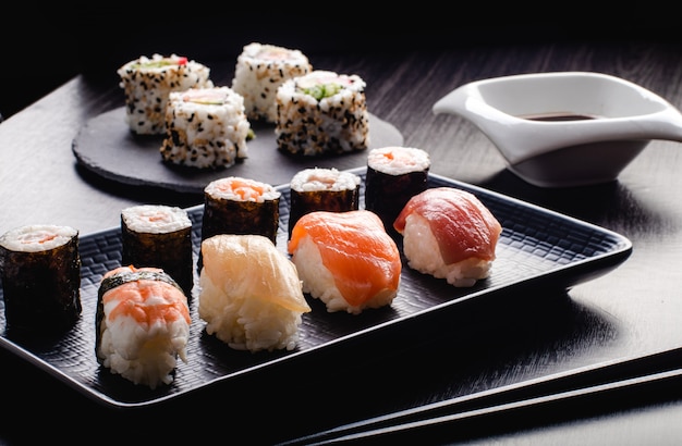 Sushi Set Sashimi und Sushi-Rollen serviert