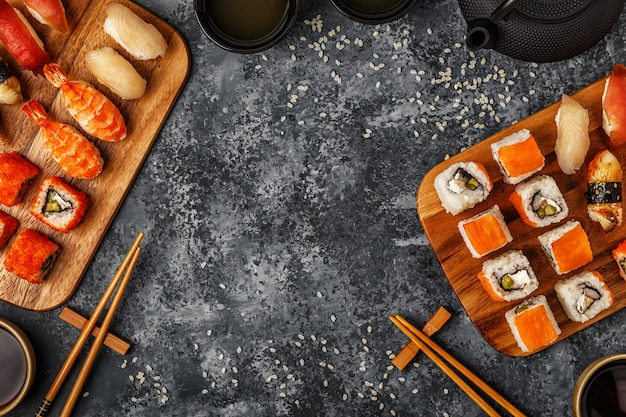 Sushi-Set: Sushi und Sushi-Rollen auf Holzteller.