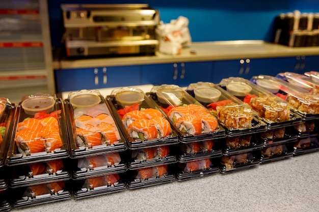 Sushi-Sets in Plastikboxen.