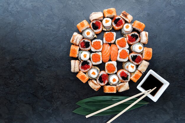 Sushi situado numa superfície preta