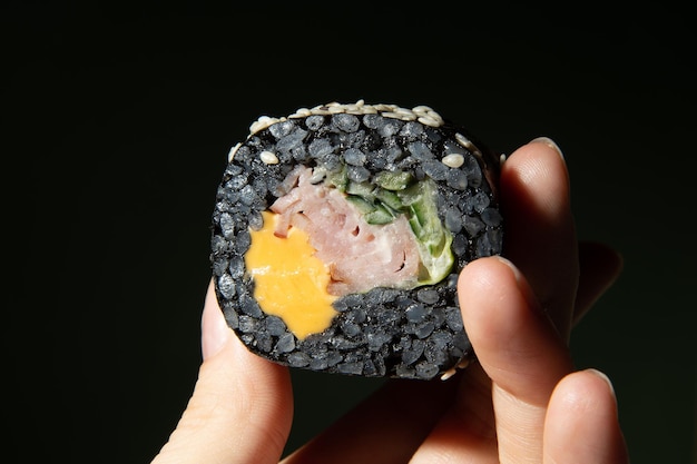 Sushi sobre un fondo verde en una mano