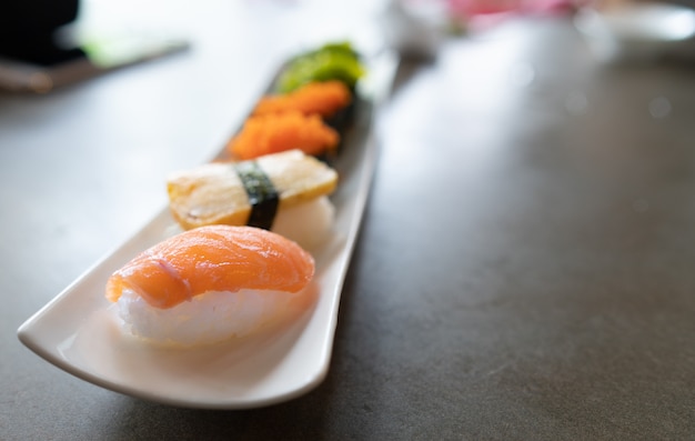 Sushi sobre la mesa comida de Japón
