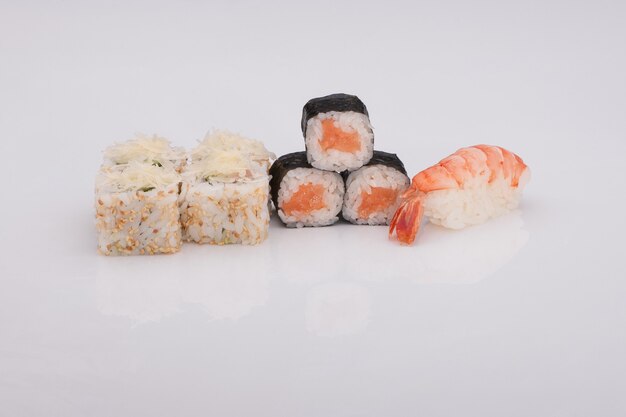 Sushi-Sortiment auf weißem Hintergrund