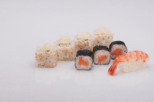 Sushi-Sortiment auf weißem Hintergrund