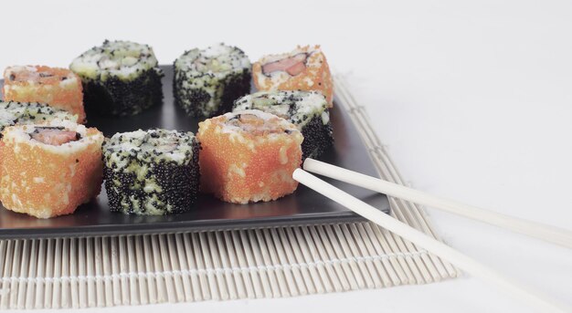 Sushi Stellen Sie verschiedene Arten von Maki-Sushi und Essstäbchen auf ab