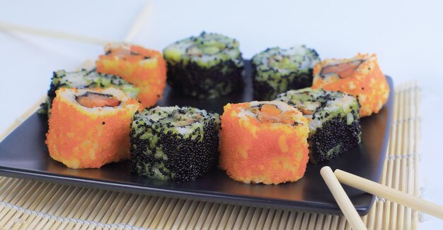 Sushi Stellen Sie verschiedene Arten von Maki-Sushi und Essstäbchen auf ab