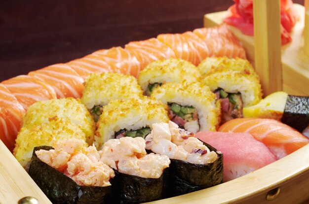 Sushi surtido comida japonesa en el barco comida tradicional japonesa.