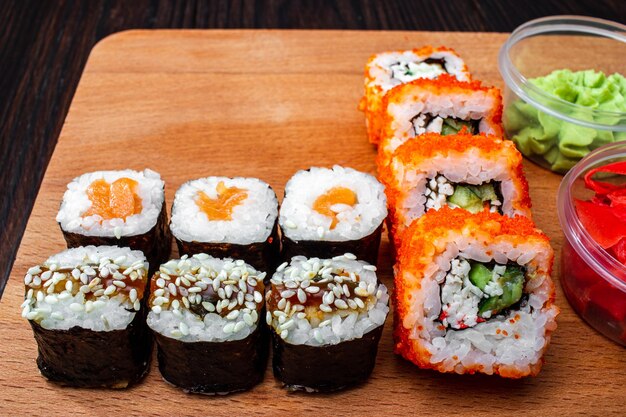 sushi en una tabla de madera