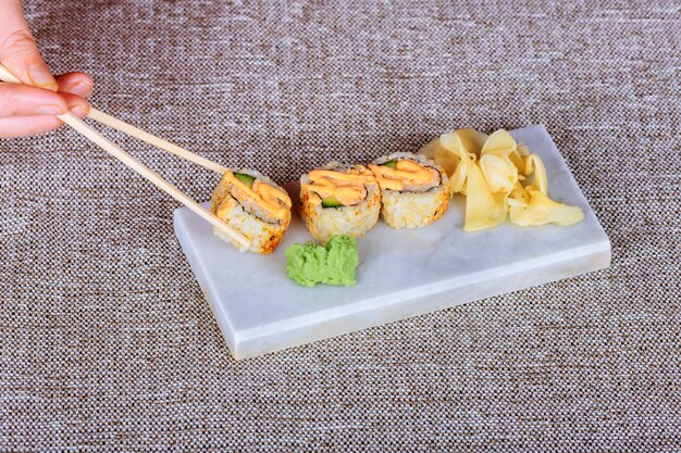 Sushi en un tablero de pizarra de piedra