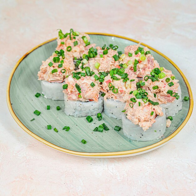 Sushi-Teller auf einem weißen Tisch