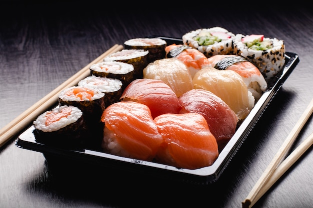 Sushi to go Konzept. Imbissbox mit Sushi