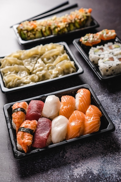 Sushi to go-Konzept. Takeaway-Box mit Sushi