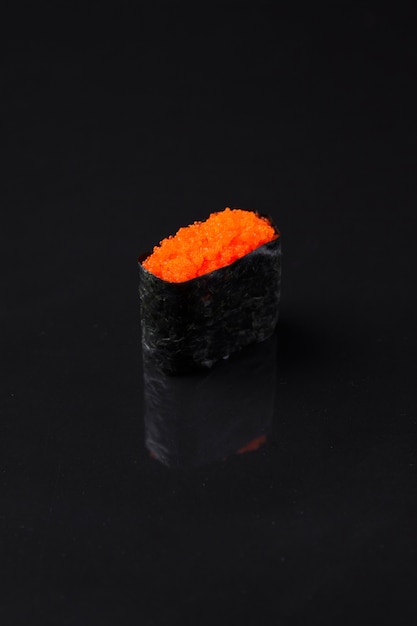 Sushi tobiko sobre un fondo oscuro