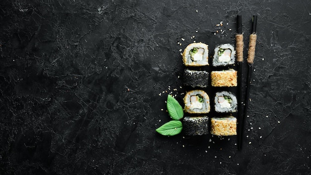 Sushi tradicional en blanco y negro con queso de cangrejo y hierbas Cocina japonesa Vista superior