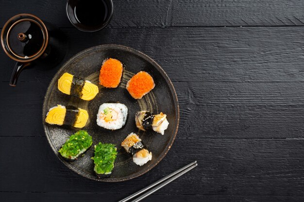 Sushi tradicional em superfície escura