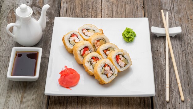 Sushi tradicional japonés comida y rollos con mariscos frescos