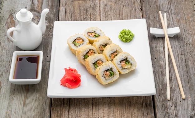 Sushi tradicional japonés comida y rollos con mariscos frescos