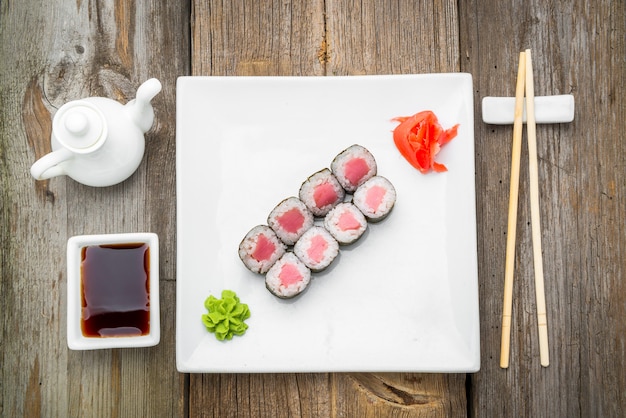 Sushi tradicional japonés comida y rollos con mariscos frescos