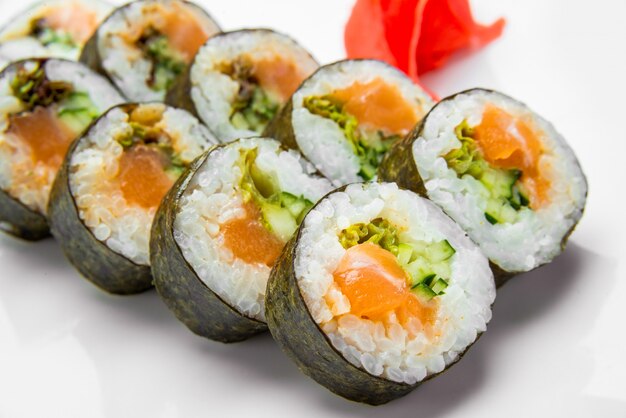 Sushi tradicional japonés comida y rollos con mariscos frescos