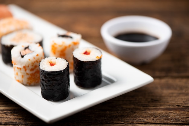 Sushi tradicional japonês em um prato de perto