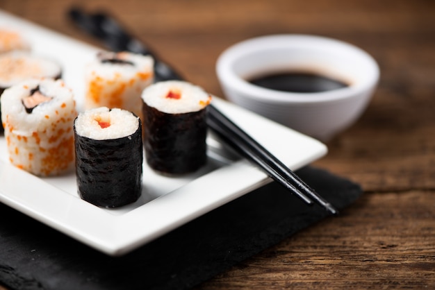 Sushi tradicional japonês em um prato de perto