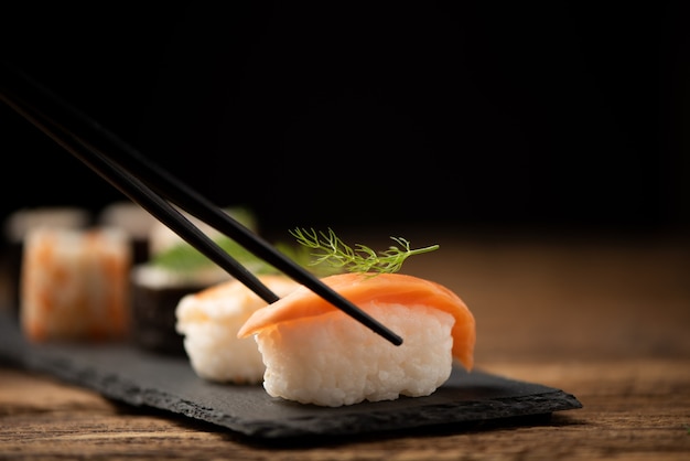 Sushi tradicional japonês em um prato de perto