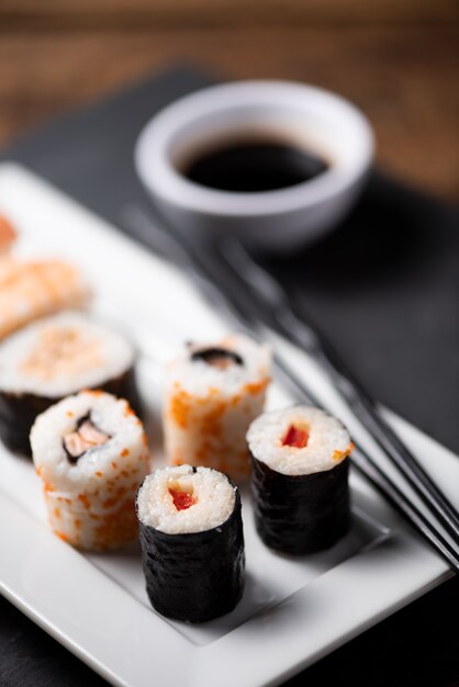 Sushi tradicional japonés en una placa de cerca