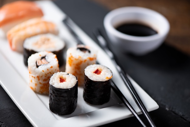 Sushi tradicional japonés en una placa de cerca