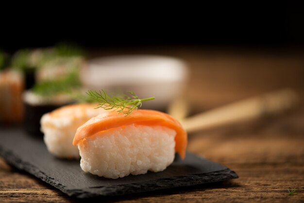 Sushi tradicional japonés en una placa de cerca