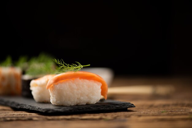 Sushi tradicional japonés en una placa de cerca