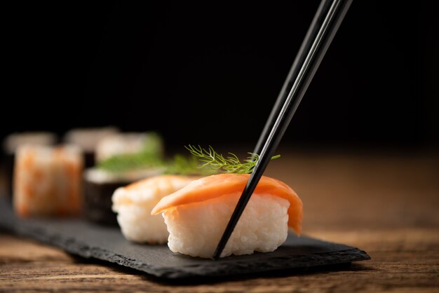 Sushi tradicional japonés en una placa de cerca