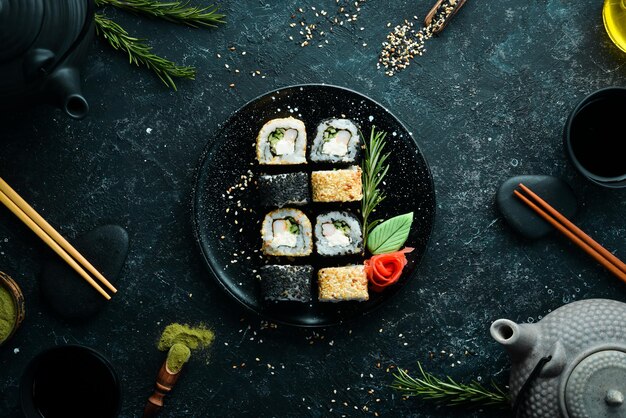 Sushi tradicional preto e branco com queijo de caranguejo e ervas cozinha japonesa Vista superior