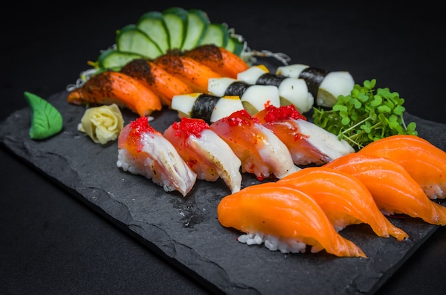 Sushi, traditionelle japanische Küche. Mehrere leckere Sushi auf dem dekorierten Teller,