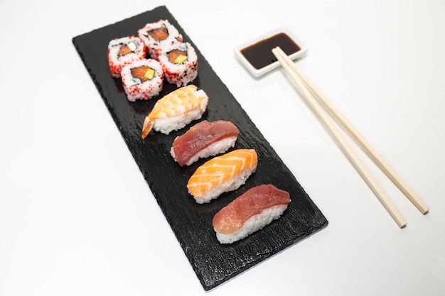 Foto sushi, uma comida típica japonesa preparada com uma base de arroz e vários peixes crus.