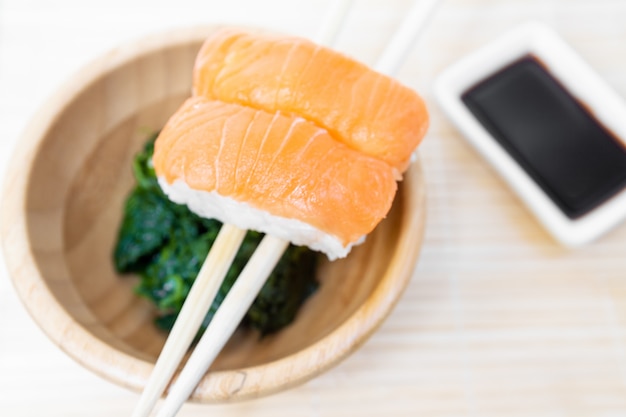 Sushi, uma comida típica japonesa preparada com uma base de arroz e vários peixes crus.