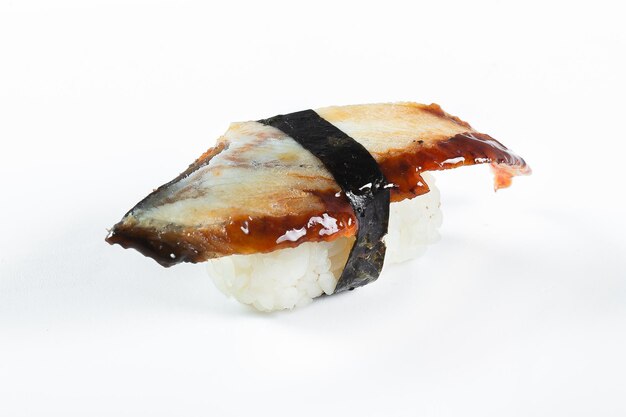 Foto sushi unagi com sementes de enguia e gergelim, em um fundo branco isolado
