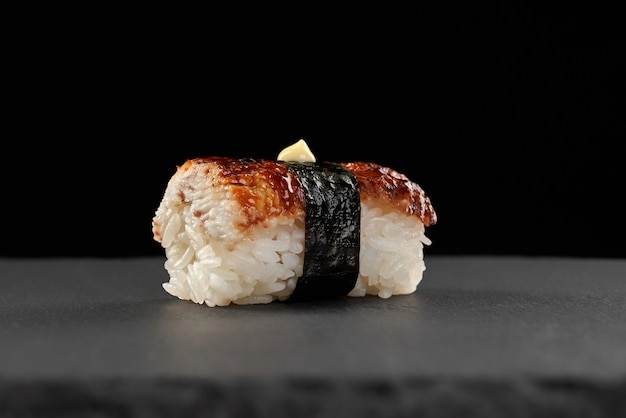 Sushi Unagi ou sushi de enguia grelhada coberto com molho.