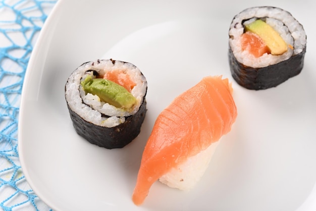 Sushi und Brötchen auf einem weißen Teller