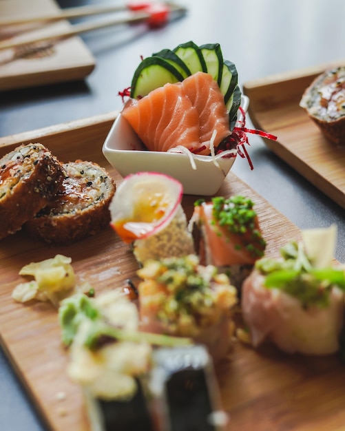 Sushi und japanisches Essen auf dem Tisch im Restaurant