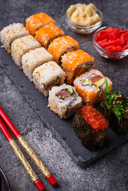 Sushi und Rolle eingestellt auf schwarze Tabelle