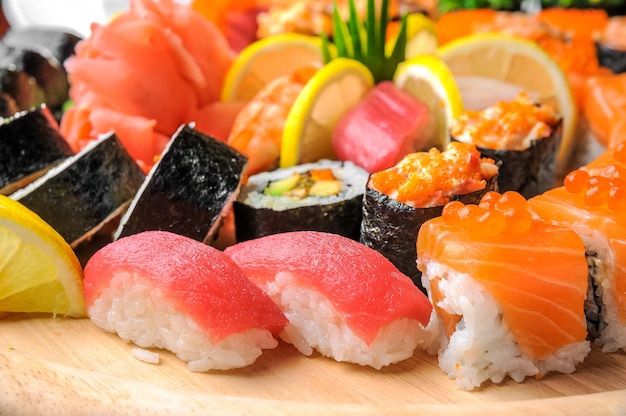 Sushi und Rollen Nigiri mit Fischen dienten auf Holztisch