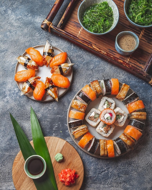 Sushi und Rollen stellen japanisches Essen von oben an