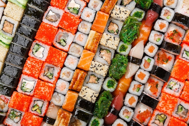 Sushi- und Rollenmusterhintergrund, Draufsicht der japanischen Restaurantlieferung. Lachs, Unagi, Kalifornien und andere gesunde Mahlzeiten