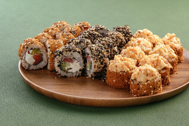 Sushi und Sojasauce in einer Schüssel und hölzerne Essstäbchen auf einem grauen Holztisch Japanisches Essen Sushi-Set Auswahl an Brötchenmenü