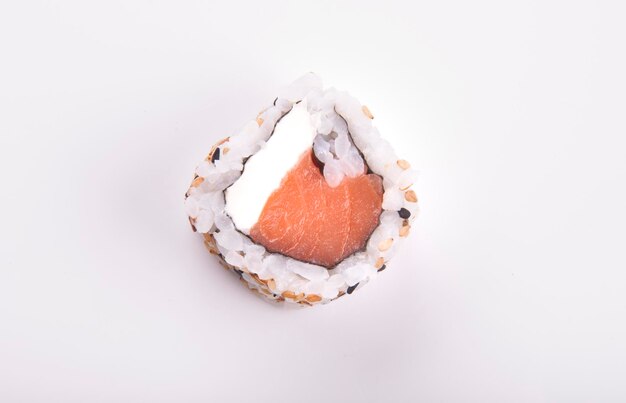 Sushi uramaki de Filadelfia con salmón de pescado crudo y vista superior de queso crema aislado sobre fondo gris