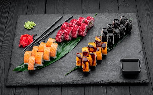 Sushi variado nigiri e maki grande conjunto em ardósia uma variedade de sushi japonês com atum, caranguejo, salmão, enguia e pãezinhos